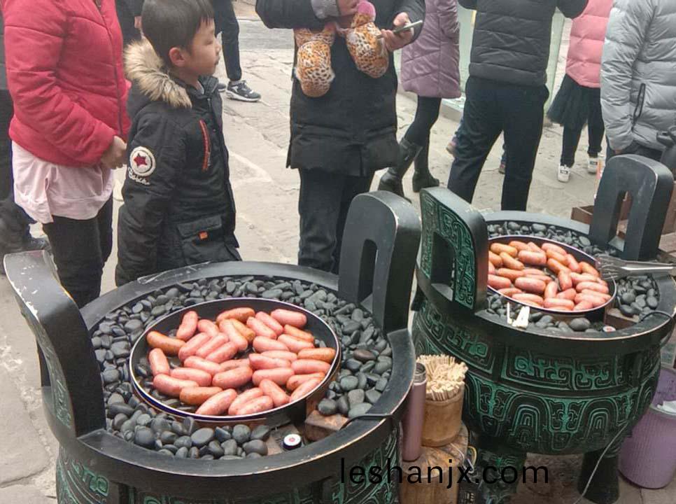 漢(han)伯尅(ke)石(shi)鍋烤腸(chang)貴陽廟(miao)會倍(bei)受歡迎(ying)